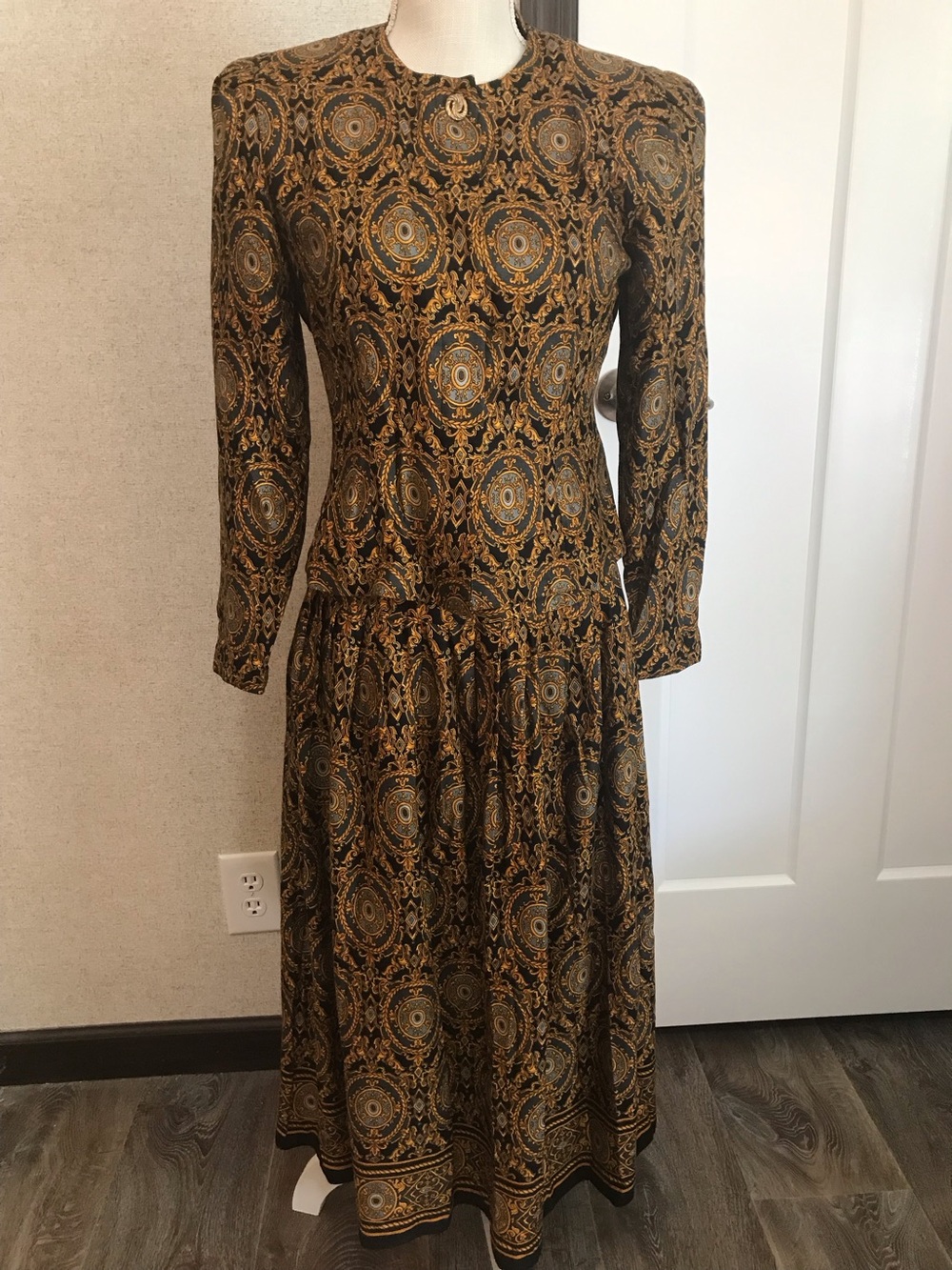 Maggy London Black and Gold Printed Women’s Jacket with Skirt Size 4P
